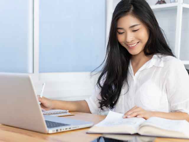 international_640px International student on a laptop